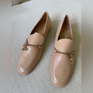 CHANEL Tan Leather Loafer mocassin  with Gold Chain pendant logo IT 41 NEW